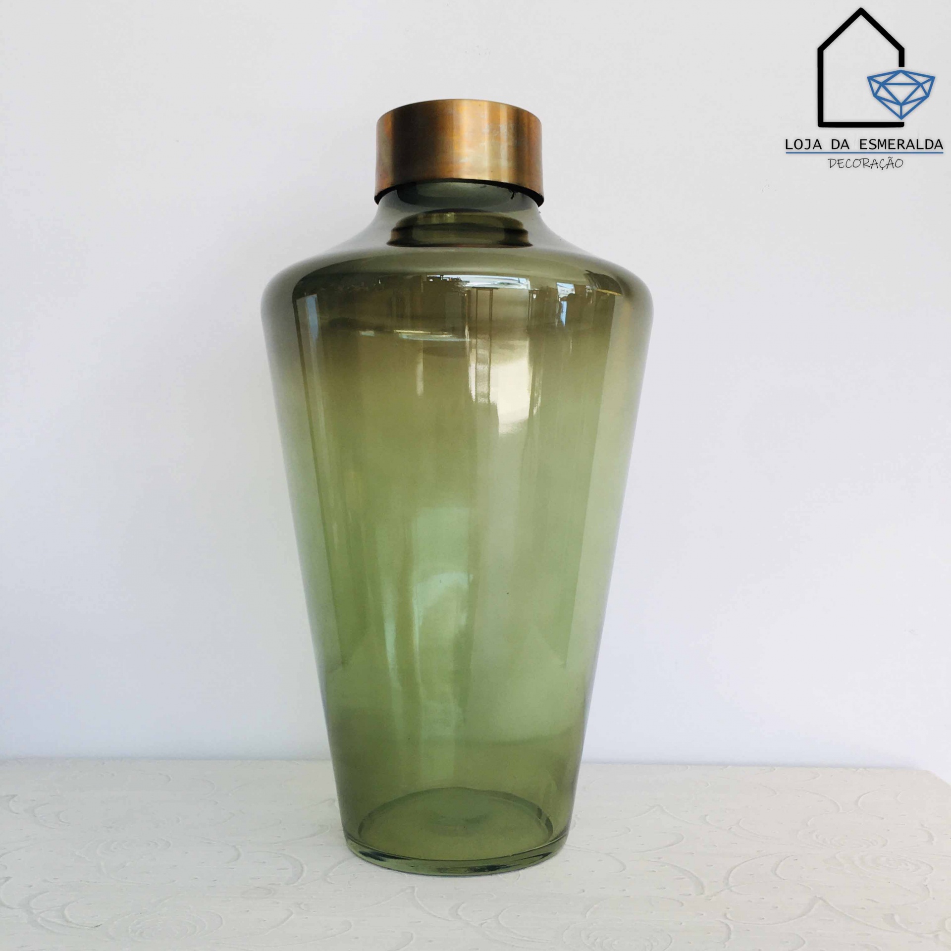 Frasco decorativo em vidro esverdeado com tampa dourada
