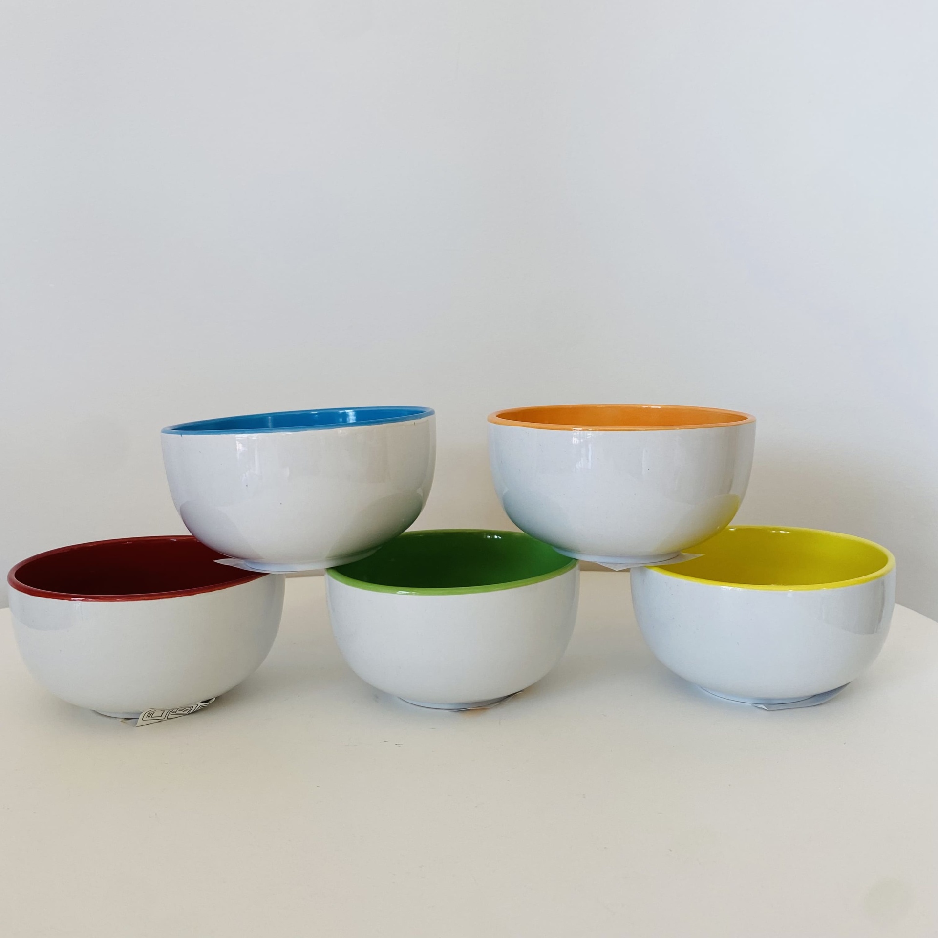 Conjunto de cinco taças brancas com interior colorido