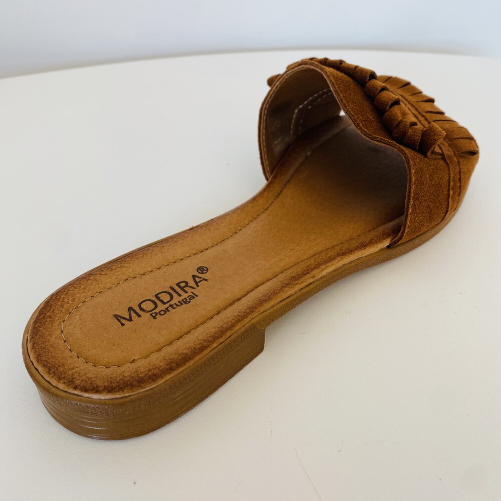 Sandália castanha aberta com franjas e sola baixa em fundo branco