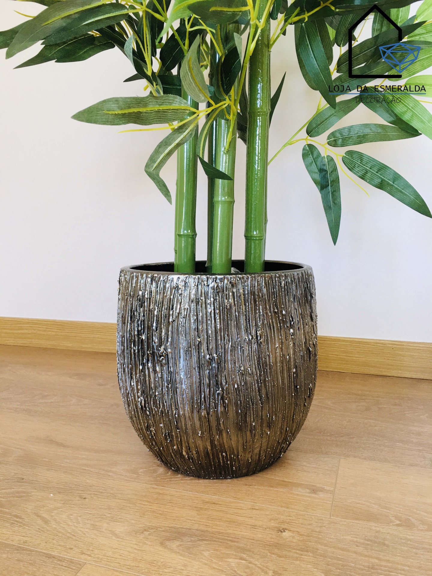 Vaso cinzento texturizado com planta artificial verde