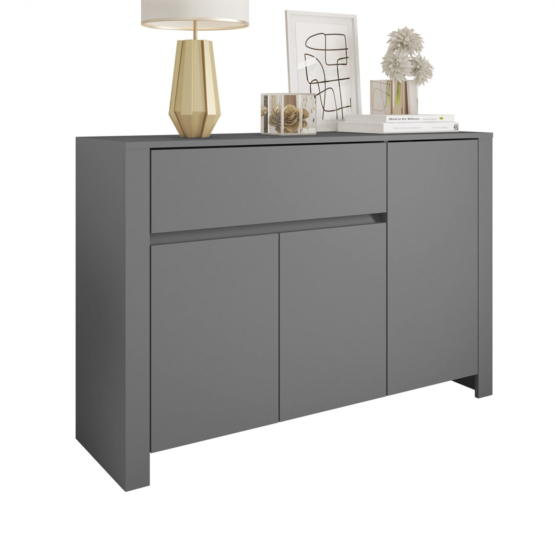 Aparador cinzento fosco com decoração em cima incluindo lâmpada dourada e vaso com flores