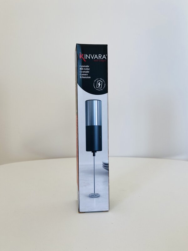 Embalagem de espumador de leite INVARA com texto multilíngue e imagem do produto