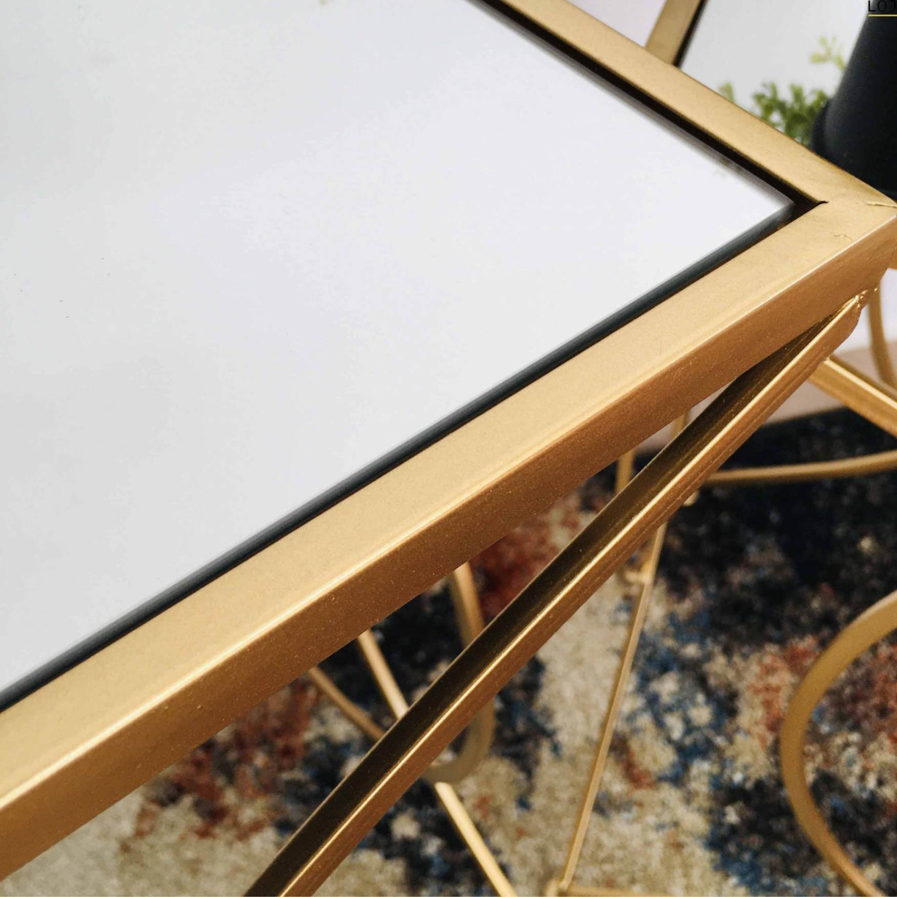 Mesa de canto com tampo de vidro branco e estrutura metálica dourada