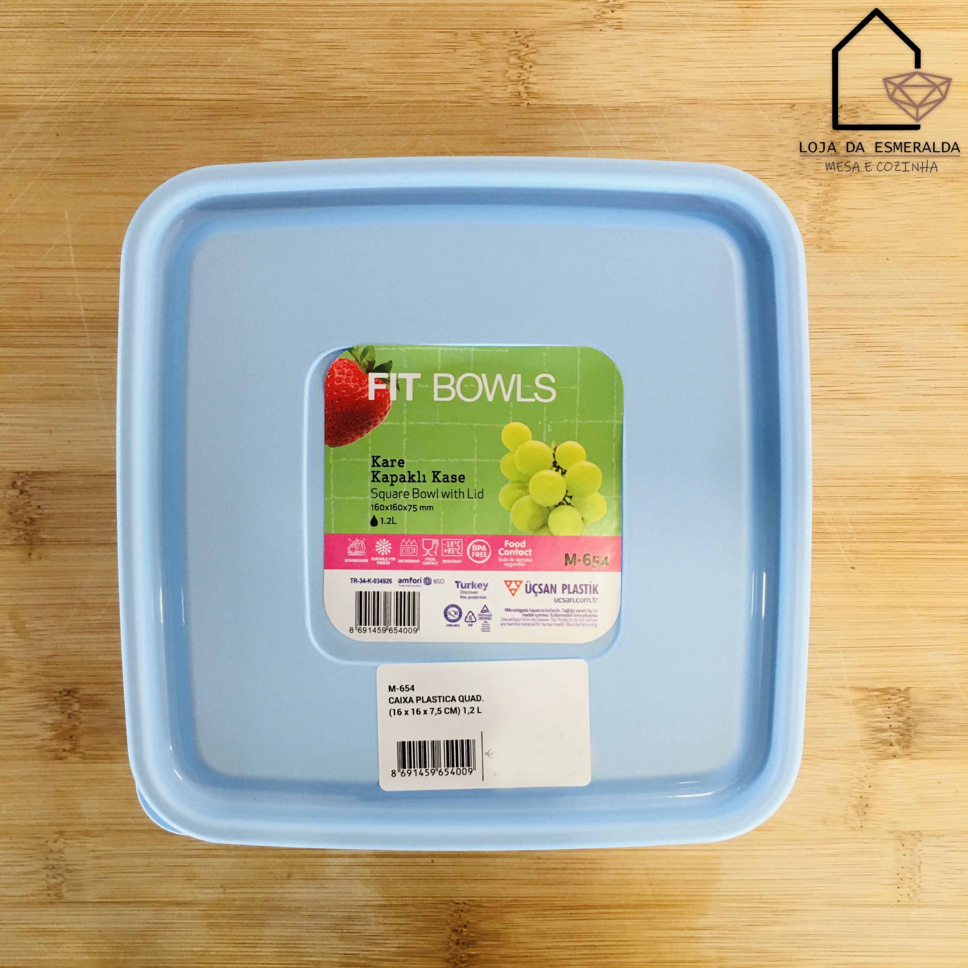 Recipiente plástico quadrado azul com tampa e rótulo verde sobre superfície de madeira