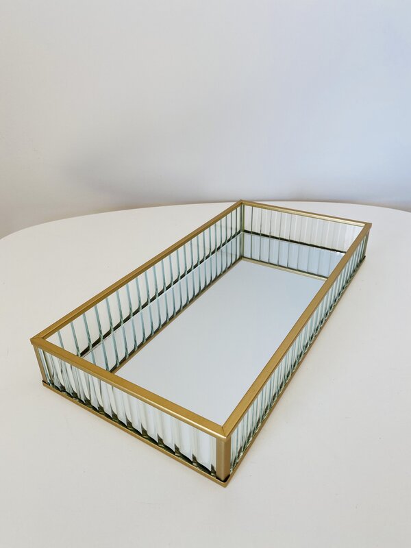 Tabuleiro retangular com moldura dourada e vidro canelado, fundo espelhado