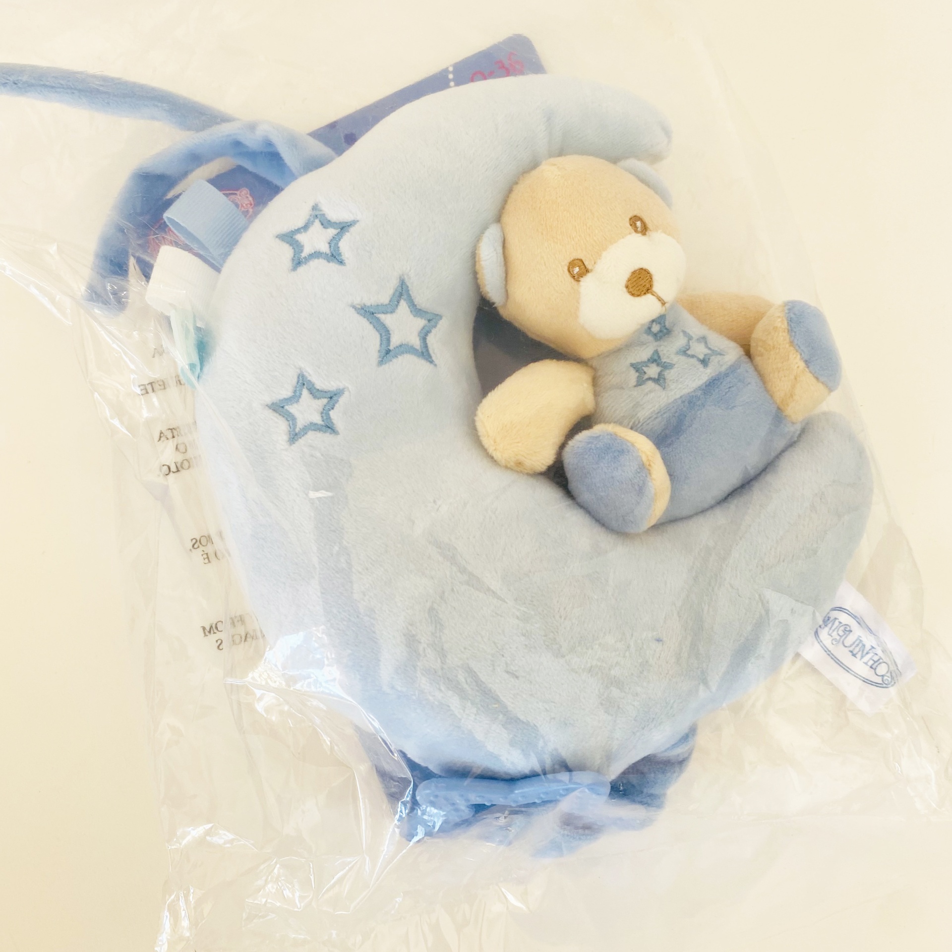 Brinquedo de pelúcia lua com ursinho azul e bege