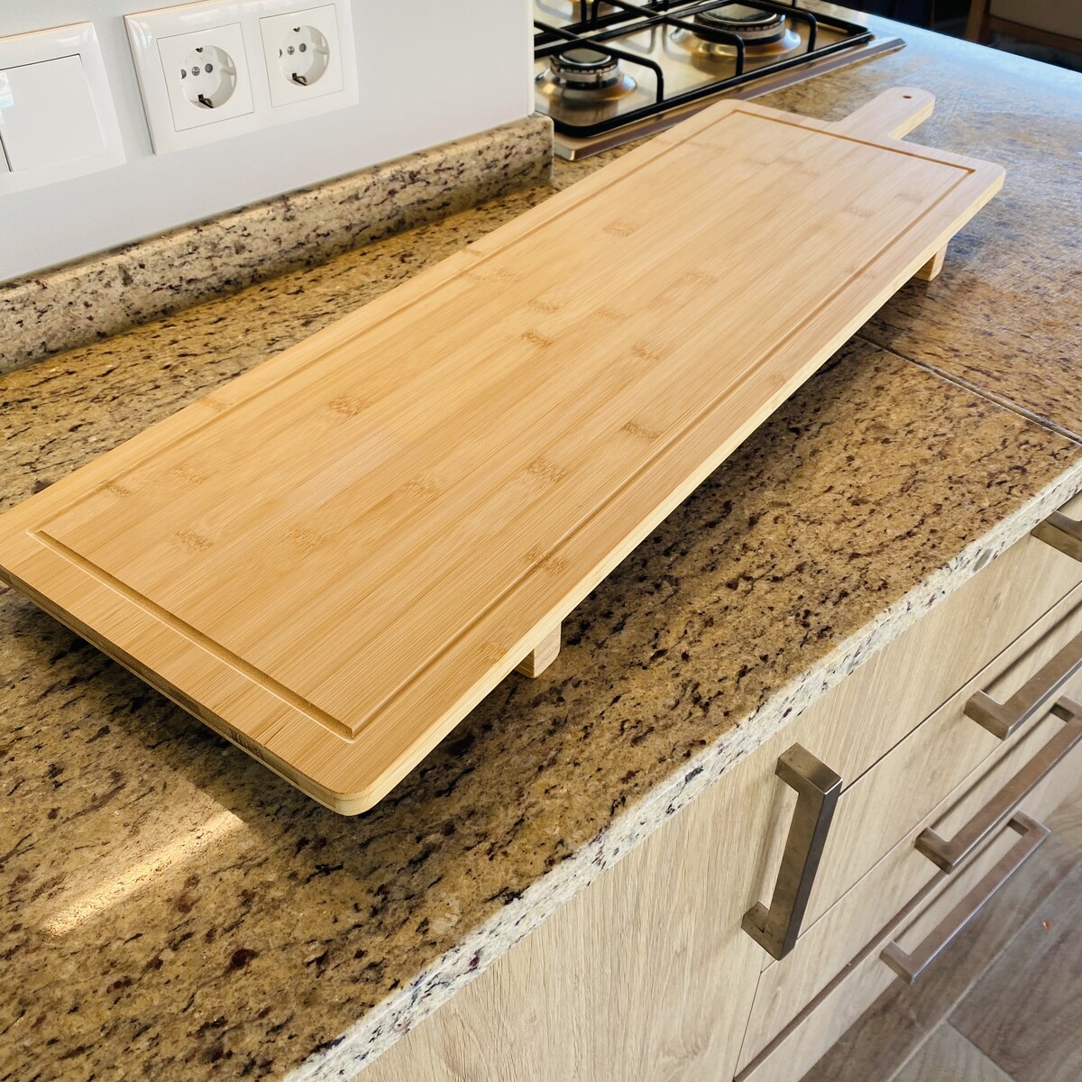 Tábuas de cortar de madeira clara numa bancada de granito