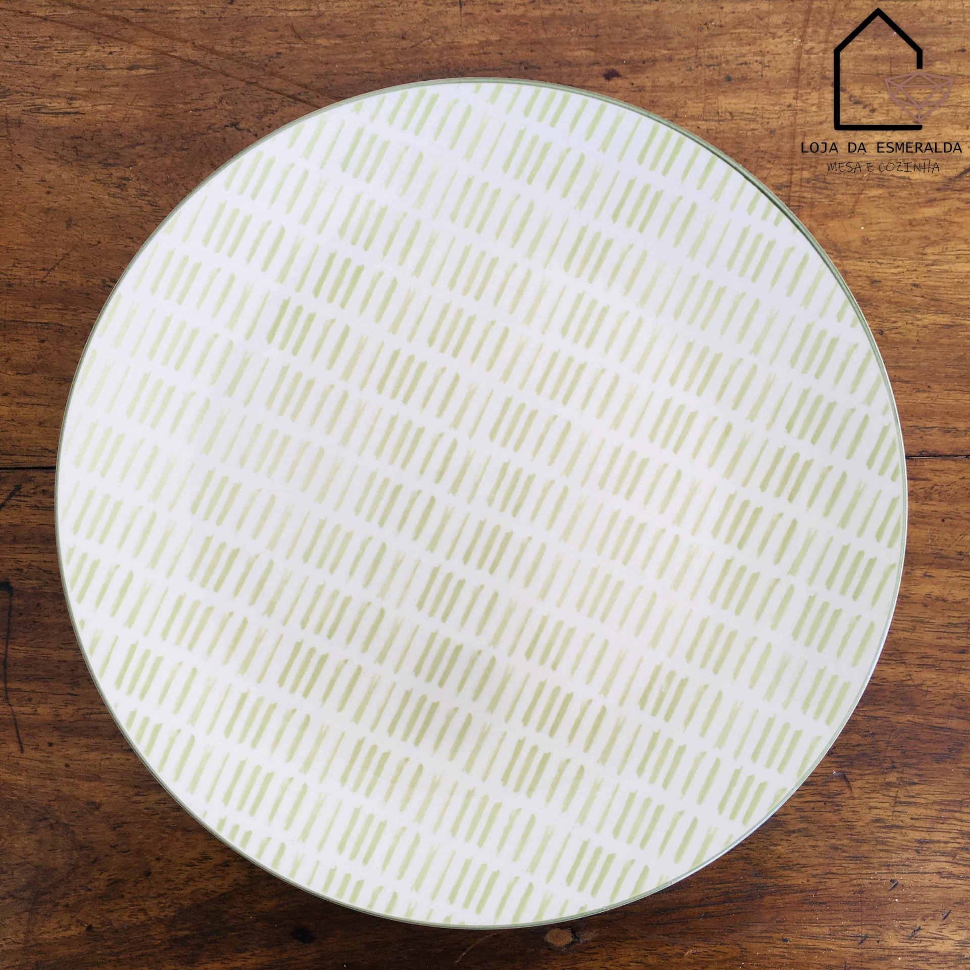 Prato redondo branco com padrão verde claro e logotipo Loja da Esmeralda