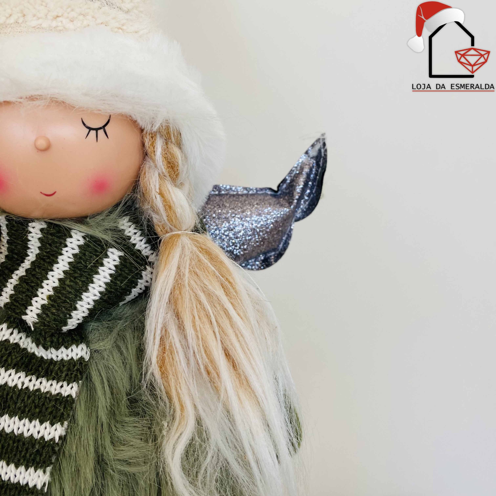 Boneca decorativa com chapéu branco e cachecol verde