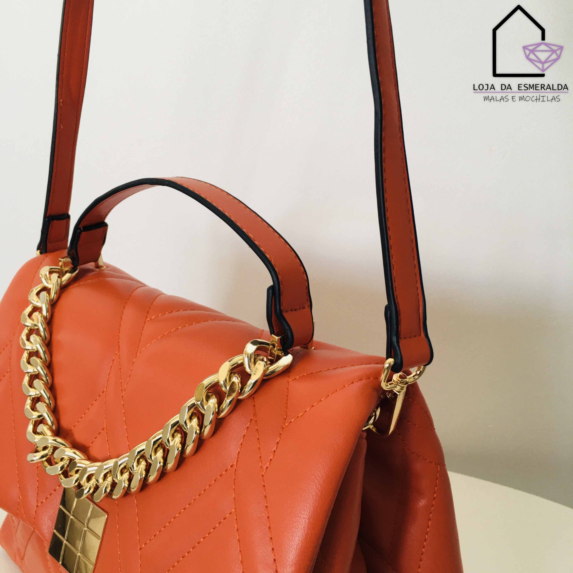 Mala laranja matelassé com alça longa e corrente dourada