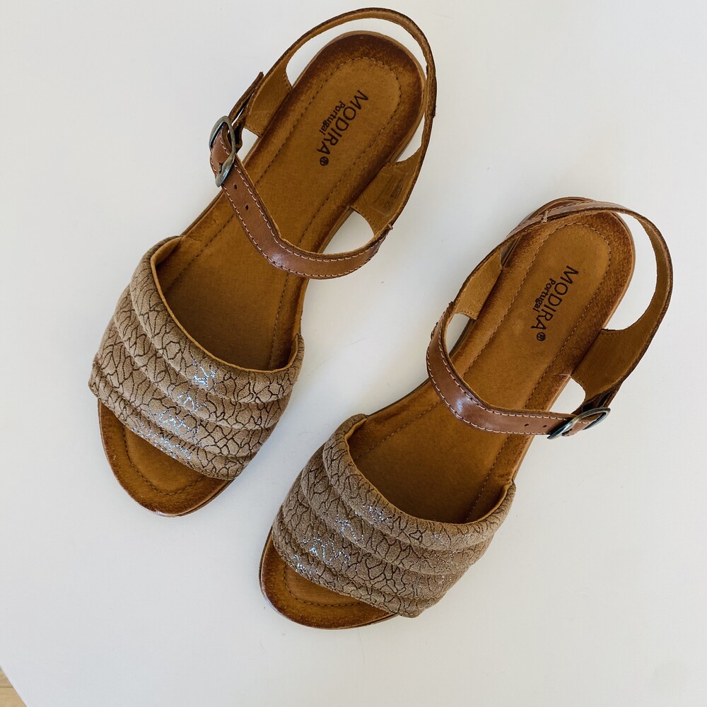 Sandálias femininas castanhas com tiras e parte dianteira matelassê bege