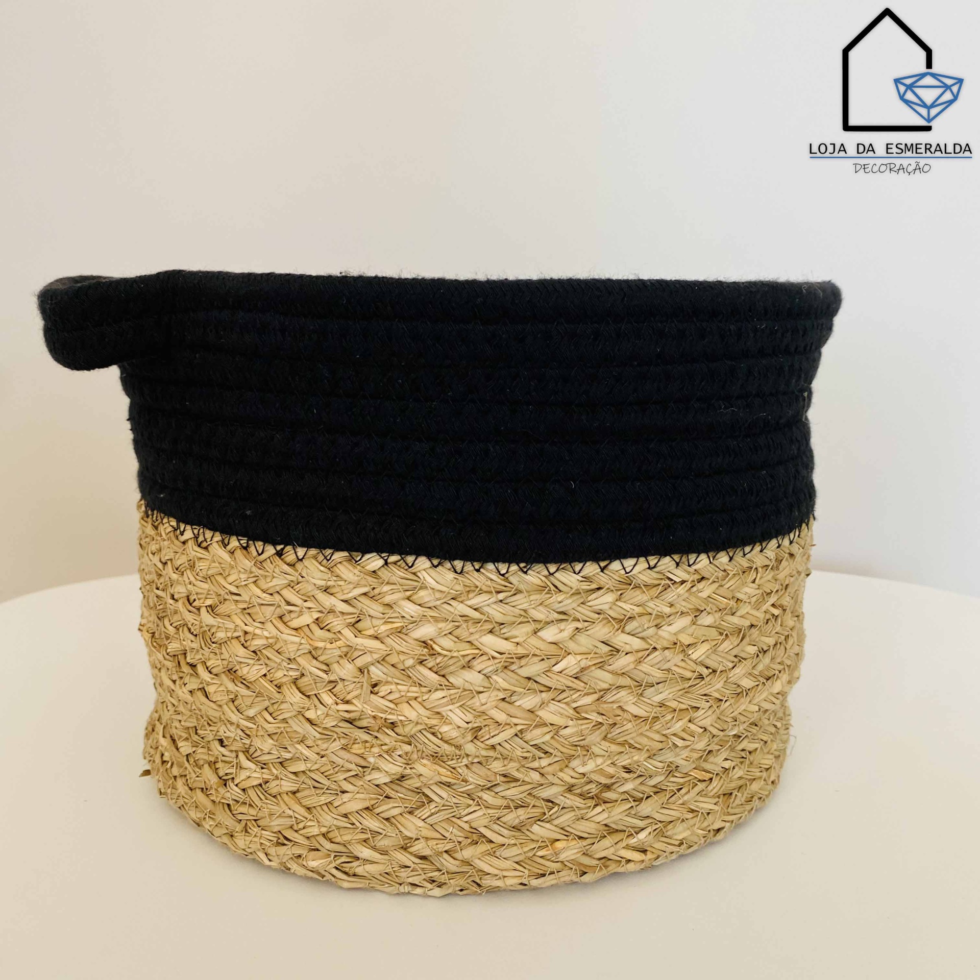 Cesto trançado natural com topo preto e logótipo ao fundo