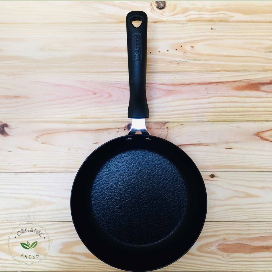 Frigideira preta com cabo preto em madeira clara, selo ORGANIC FRESH