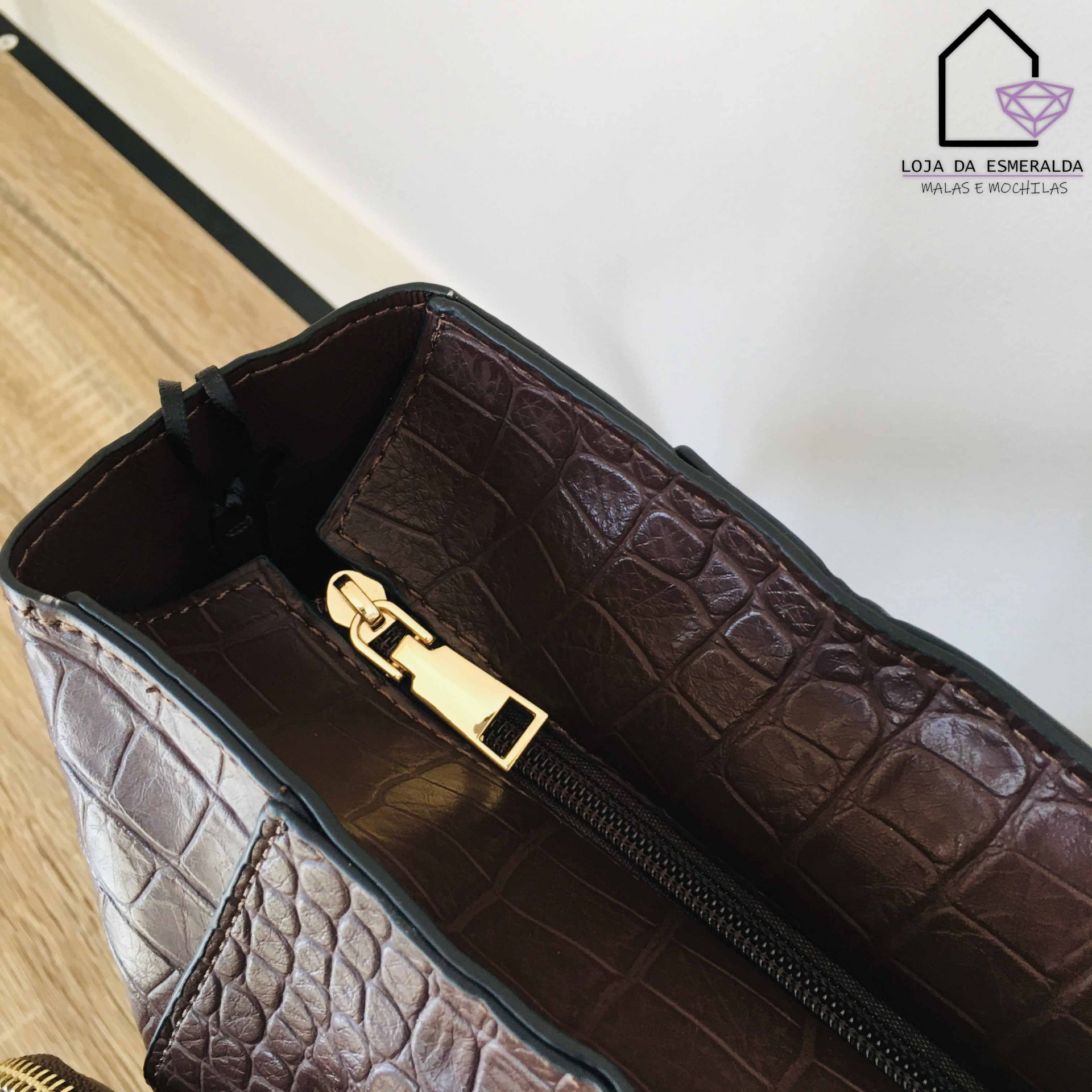 Mala de mão castanho escuro com padrão pele de crocodilo e fecho zip metálico dourado