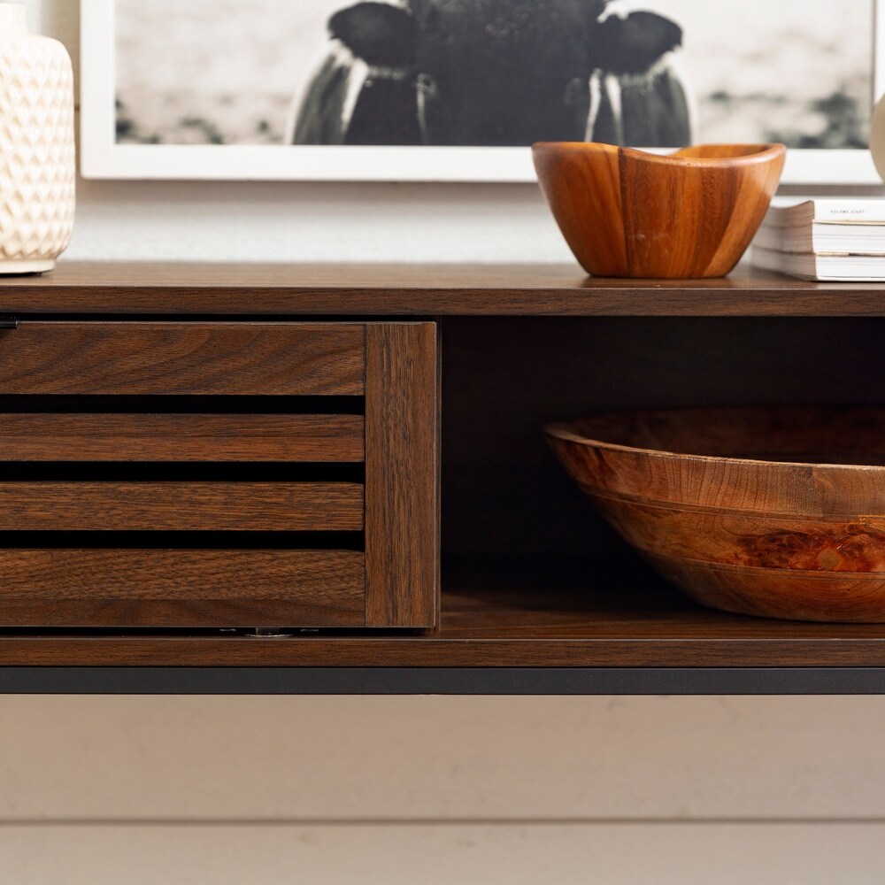 Estante de madeira escura com pratos de madeira e decoração interior