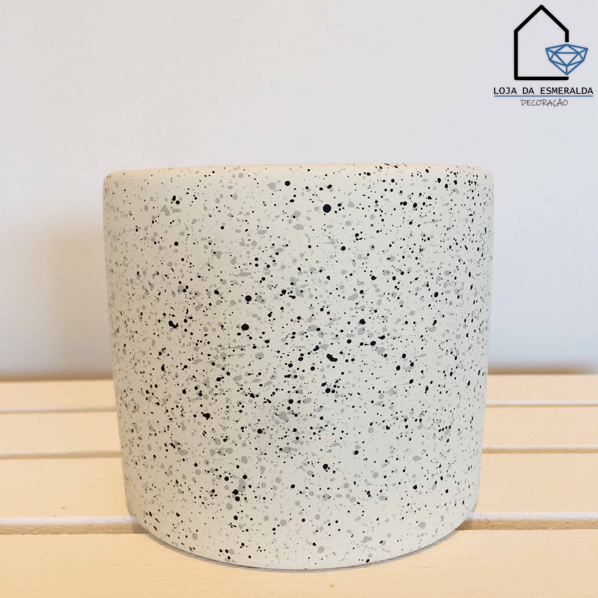 Vaso cilíndrico em cerâmica branca com salpicos pretos