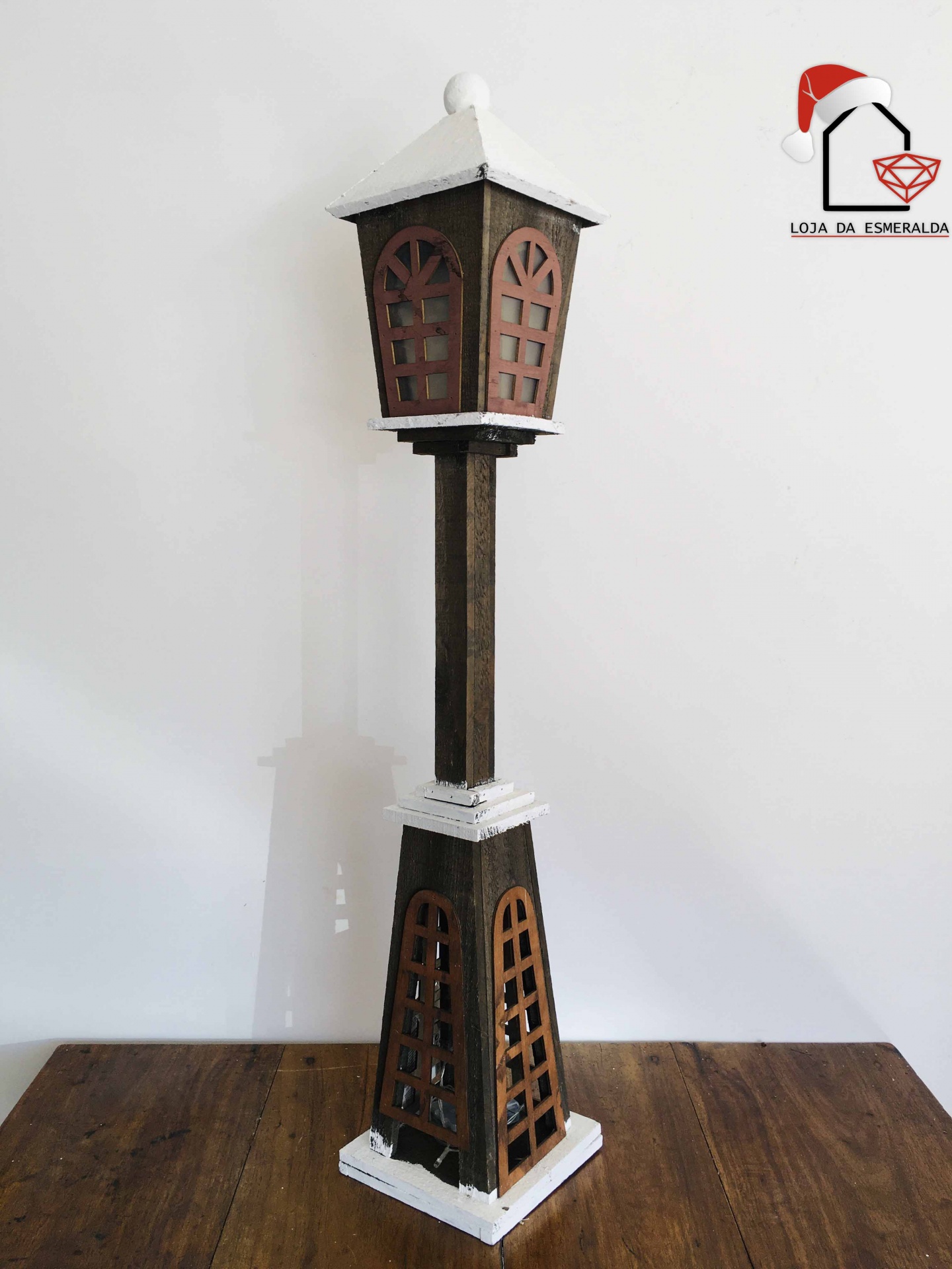 Lanterna decorativa de madeira com detalhes em branco e marrom