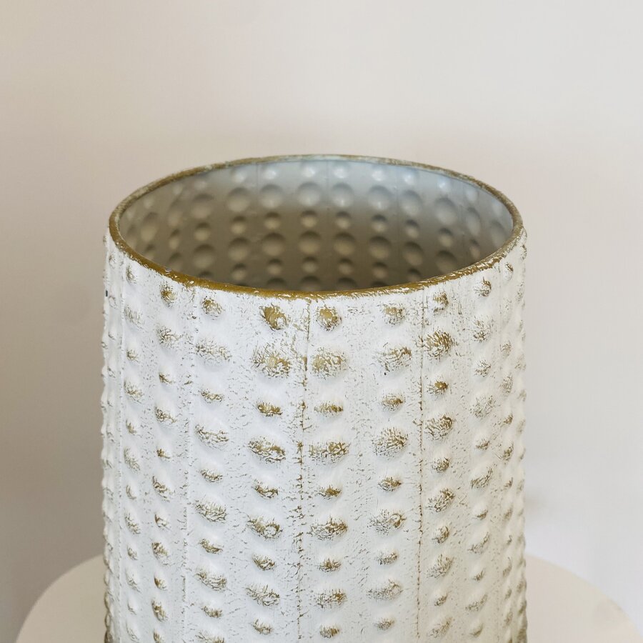 Vaso branco texturizado com detalhes dourados