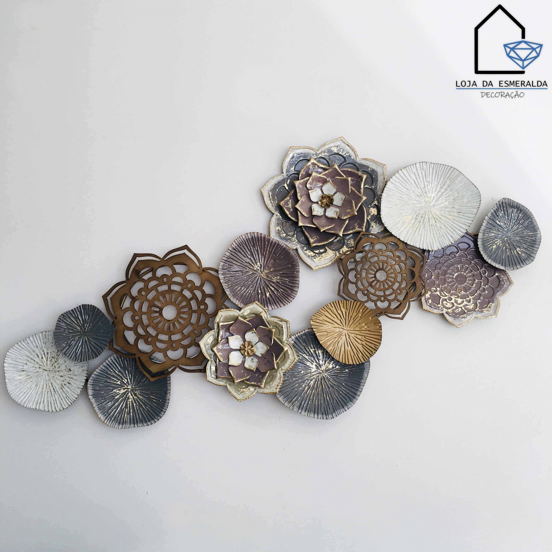Decoração de parede metálica com flores variadas e logotipo Loja da Esmeralda