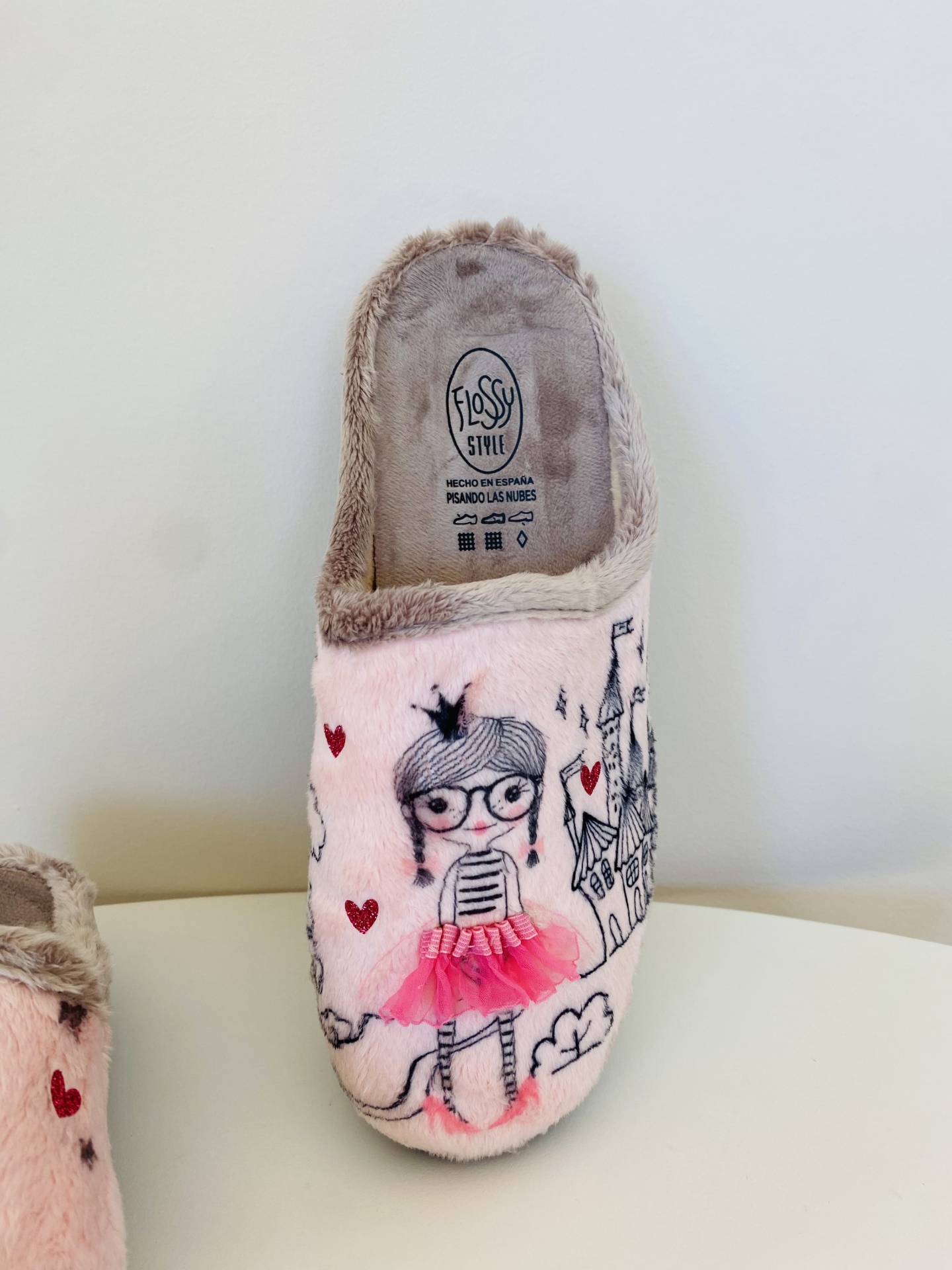 Chinelo cor-de-rosa com desenho de rapariga e castelo, interior peludo castanho claro