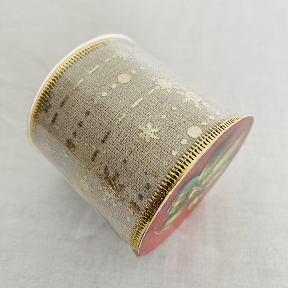 Rolo de fita decorativa bege com flocos de neve dourados