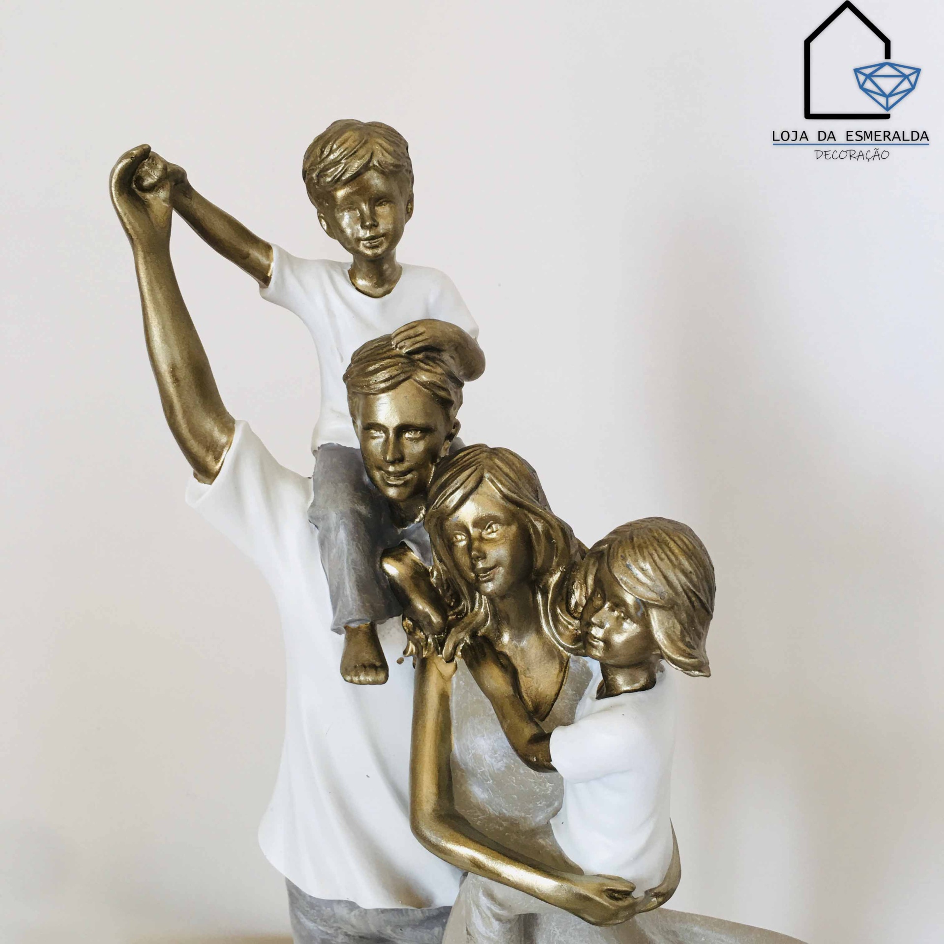 Estatueta decorativa de família com quatro figuras em resina, acabamento bronze e roupa branca, fundo branco com logo Loja da Esmeralda