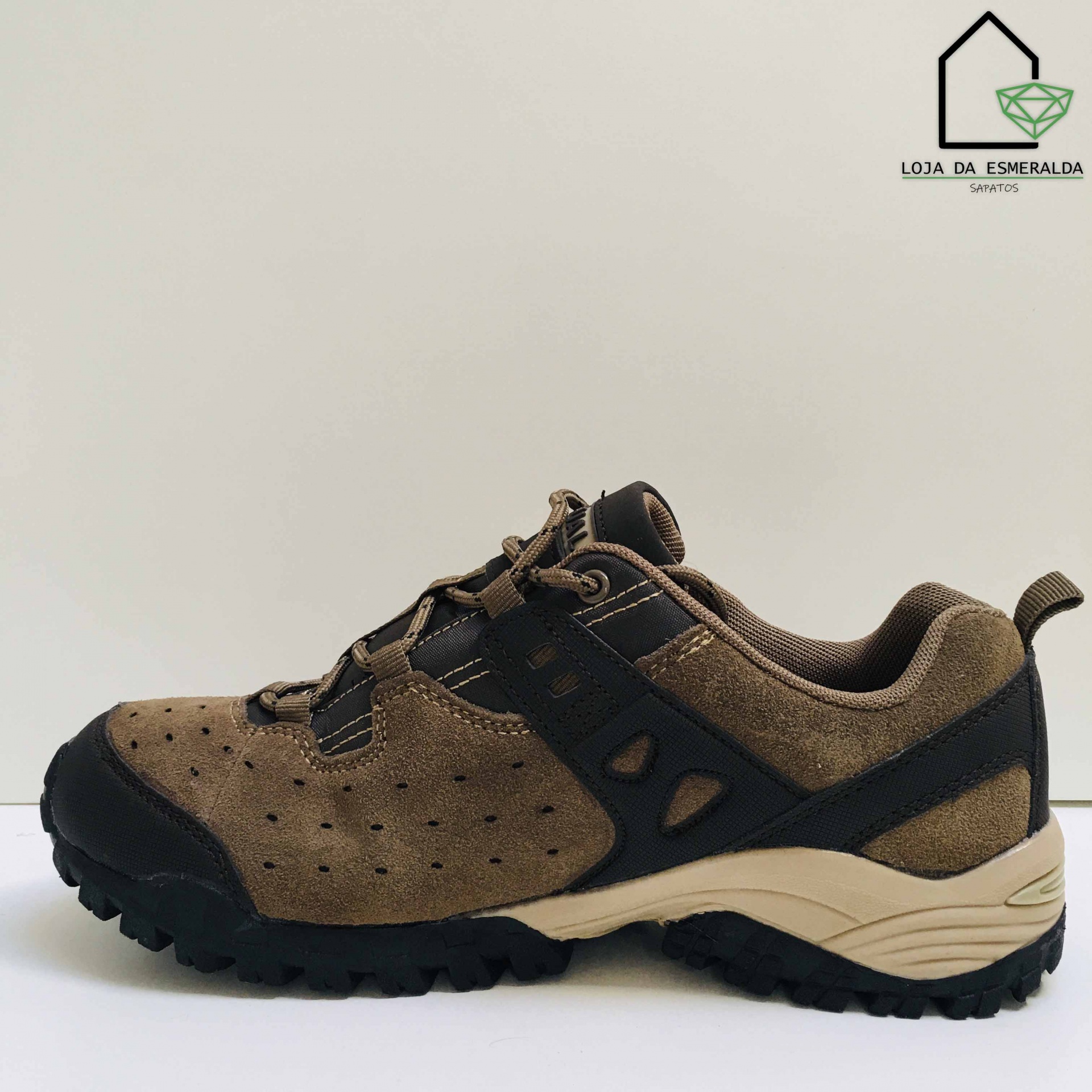 Ténis desportivos castanhos com sola preta e detalhes pretos