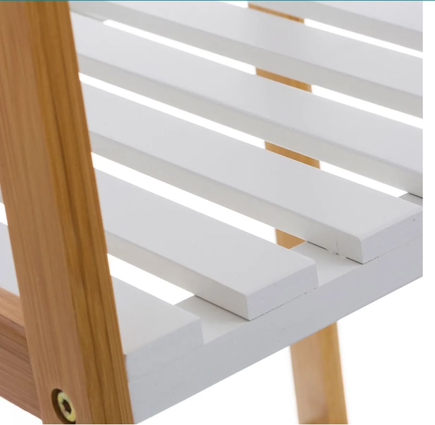 Banqueta ou cadeira de madeira com assento branco e estrutura natural