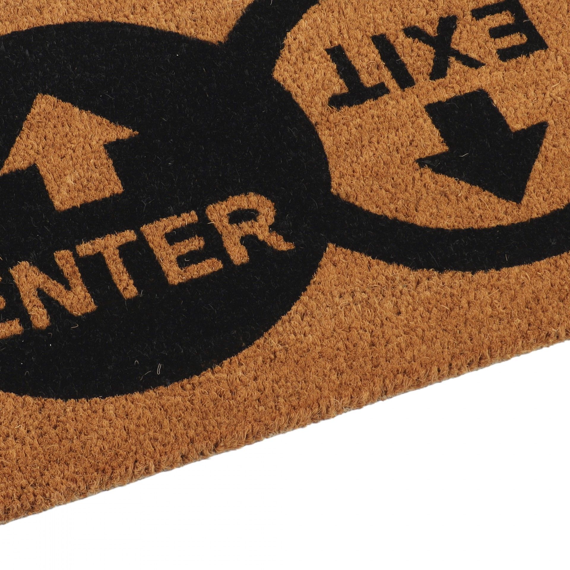 Tapete com texto ENTER e EXIT e setas em preto sobre fundo castanho