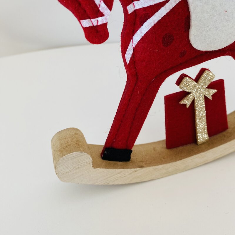 Decoração de rena vermelha em feltro com base de madeira e presente