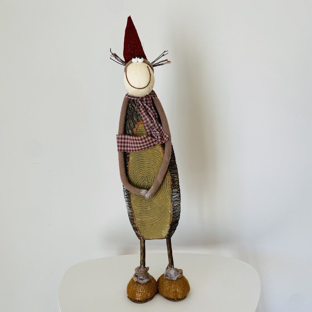 Estátua decorativa de galo com chapéu e cachecol