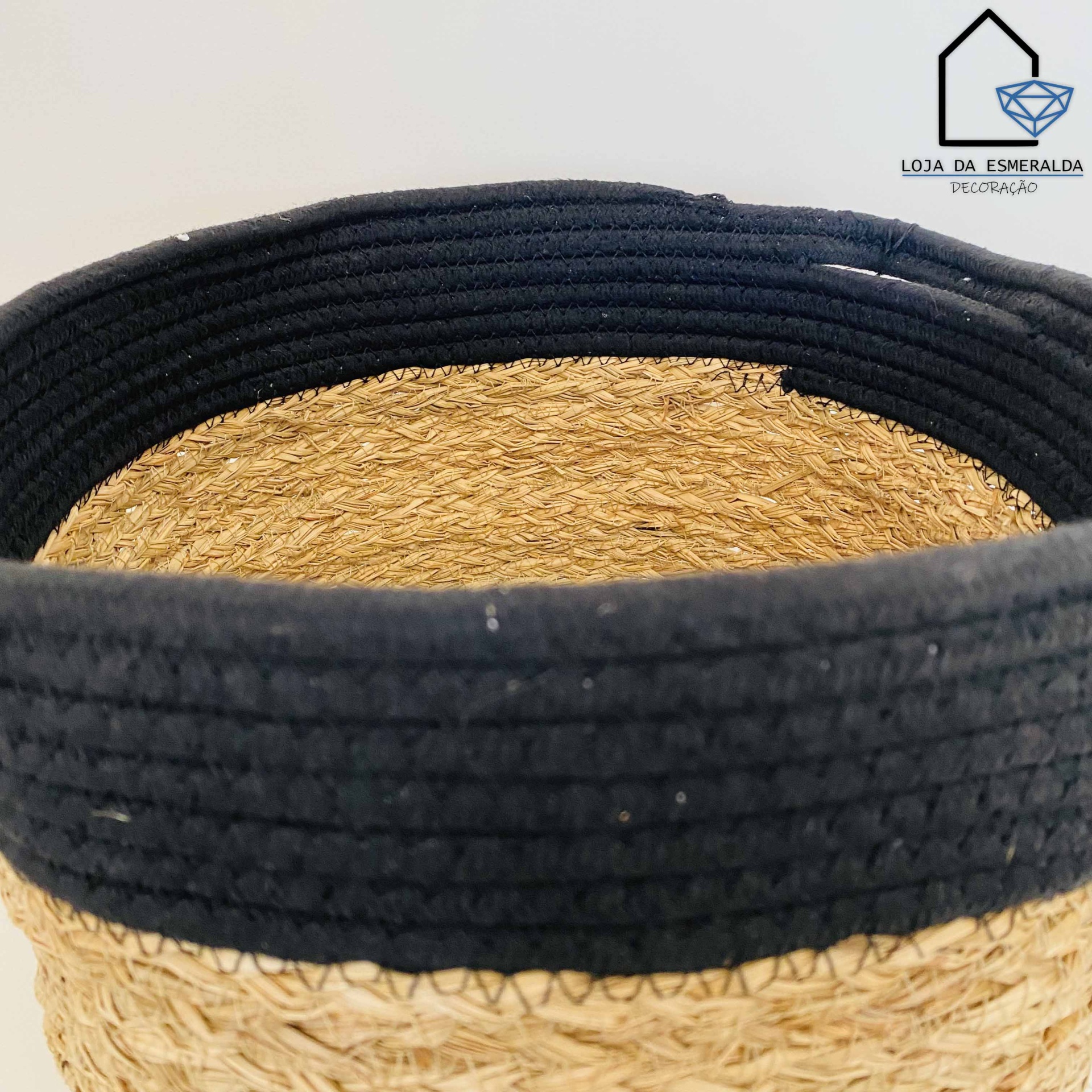 Cesto de palha com borda preta e logótipo Loja da Esmeralda