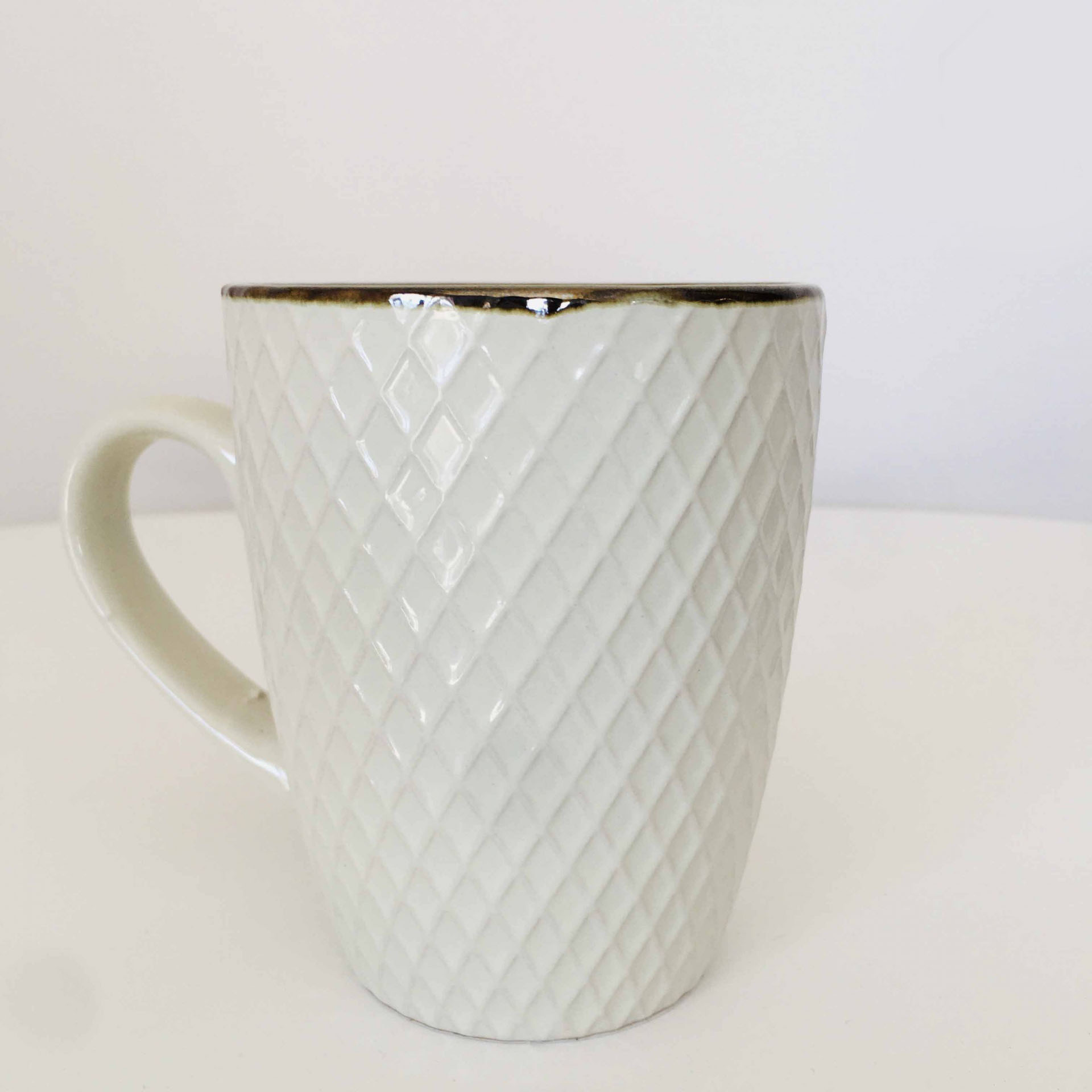 Caneca cerâmica branca com padrão relevo diamante e borda dourada
