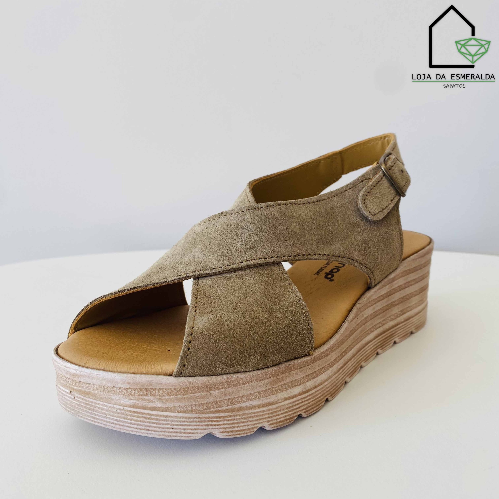 Sandália feminina de cunha em camurça bege com sola clara e fivela ajustável