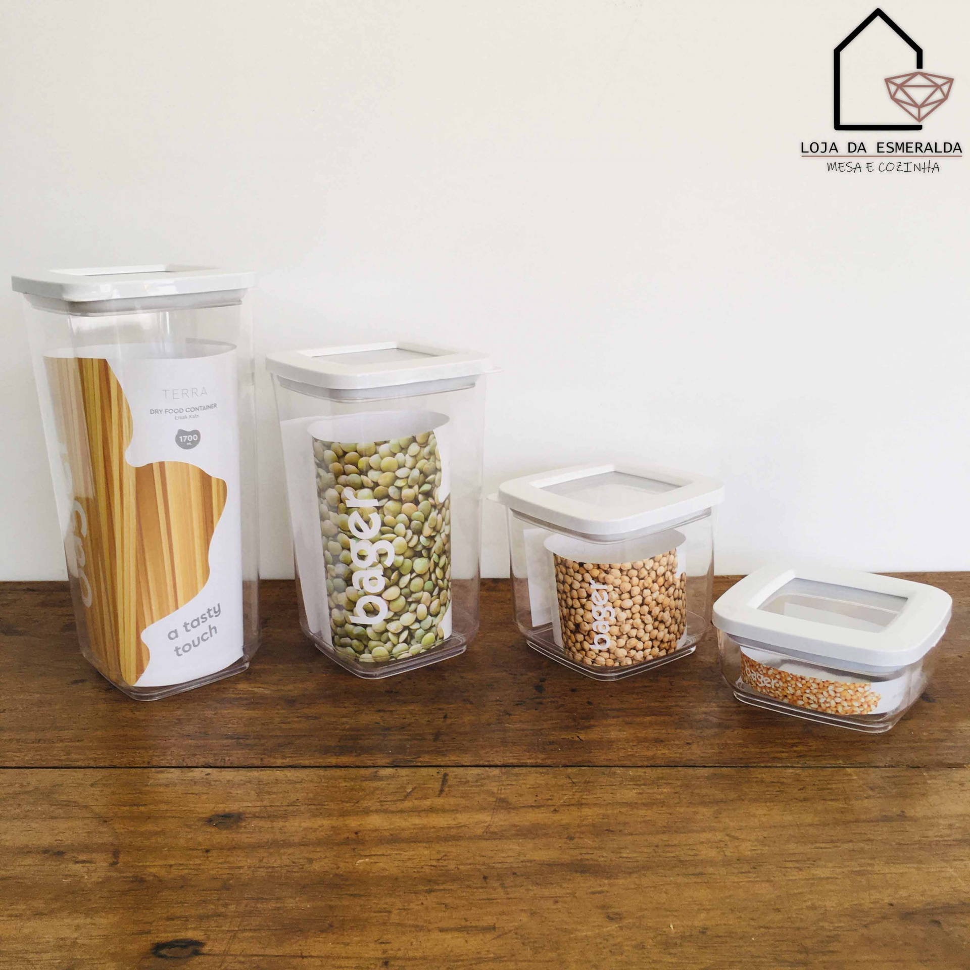 Conjunto de recipientes plásticos transparentes com tampas brancas contendo alimentos variados sobre mesa de madeira