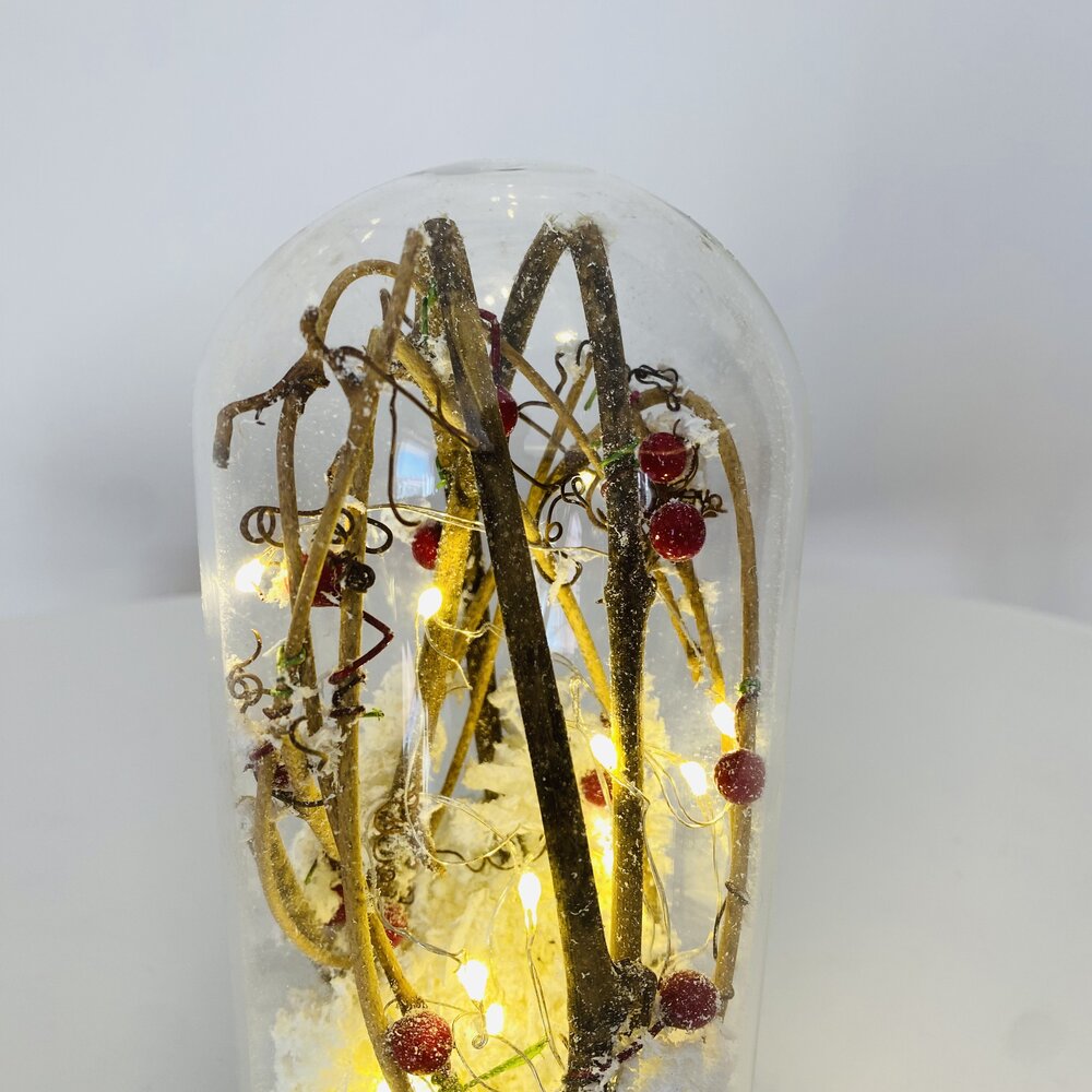 Lâmpada decorativa com cúpula de vidro e ramos com bagas vermelhas e luzes LED