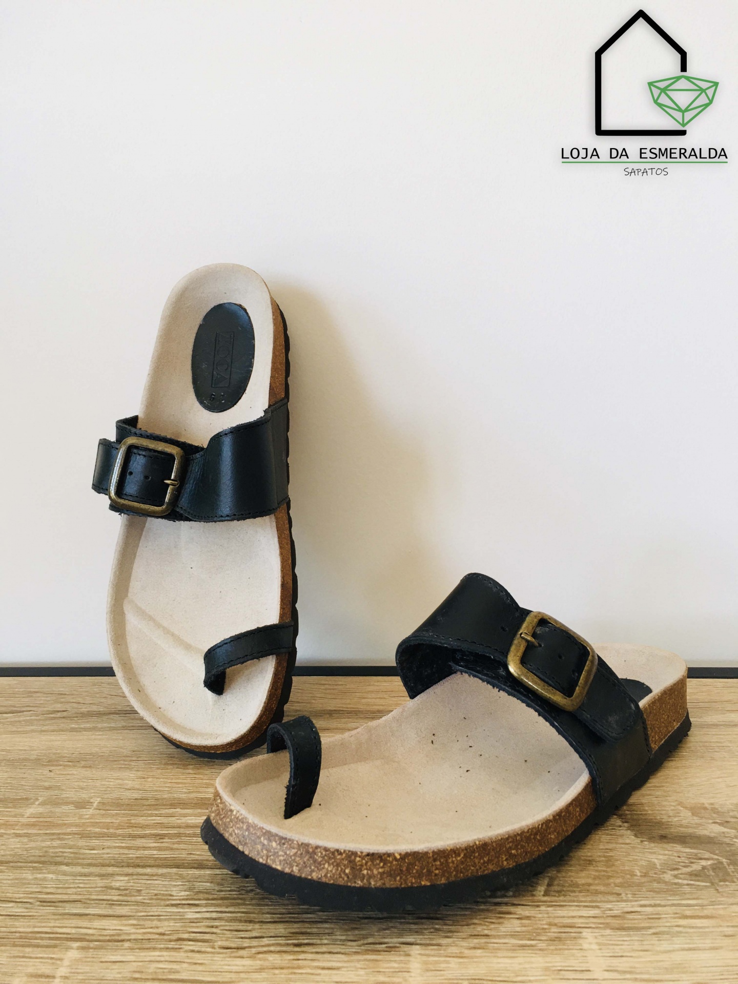 Sandálias pretas com fivela sobre solado de cortiça com tira para o dedo