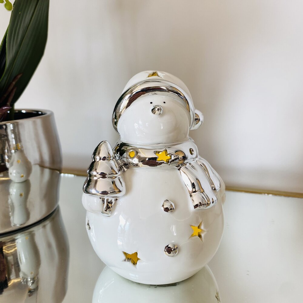 Boneco de neve decorativo cerâmico branco com detalhes prateados e estrelas douradas.