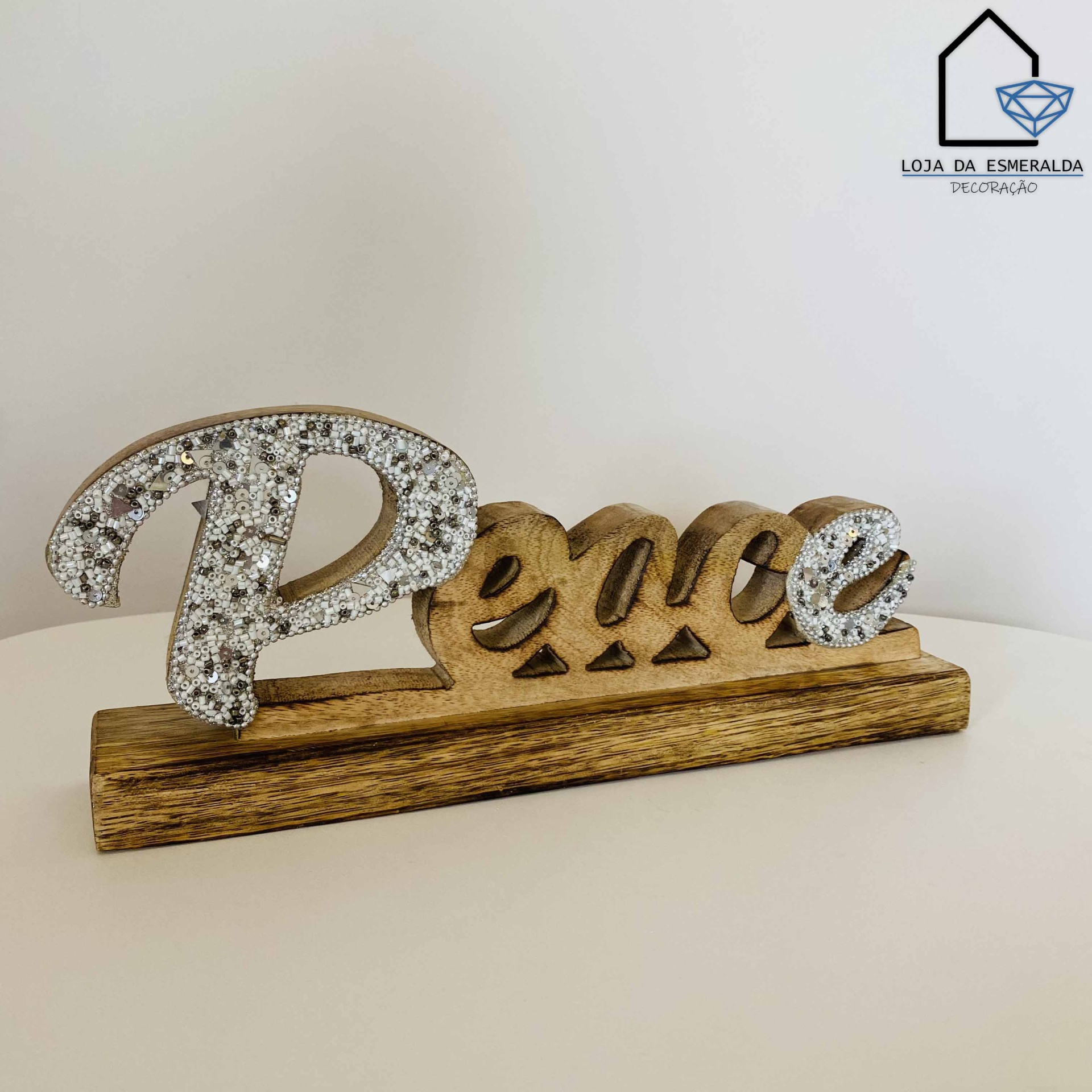 Decoração de madeira com palavra Pense em letras brilhantes e base castanha