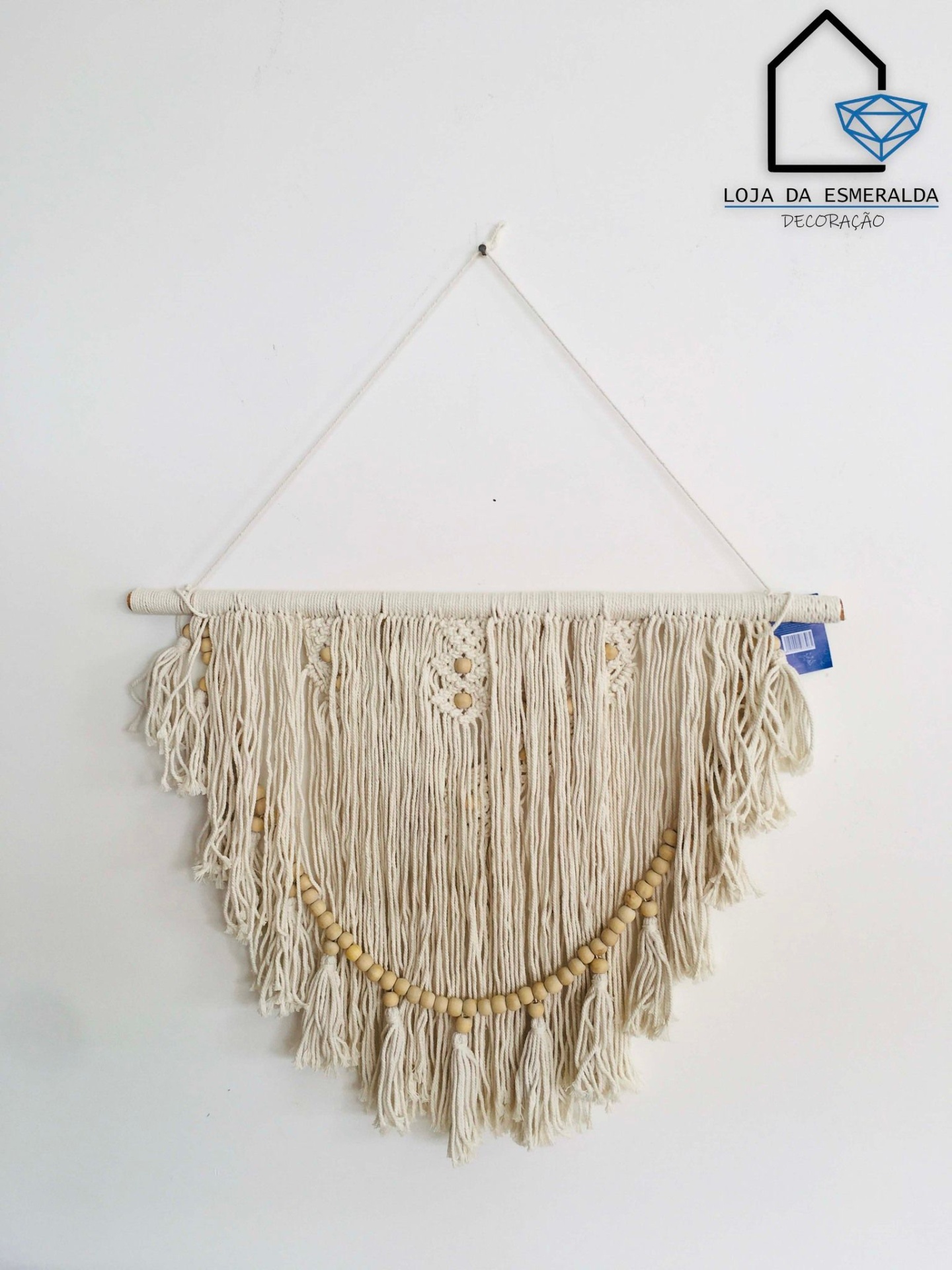 Pendurador de parede de fios de algodão cru com peças de madeira e conchas