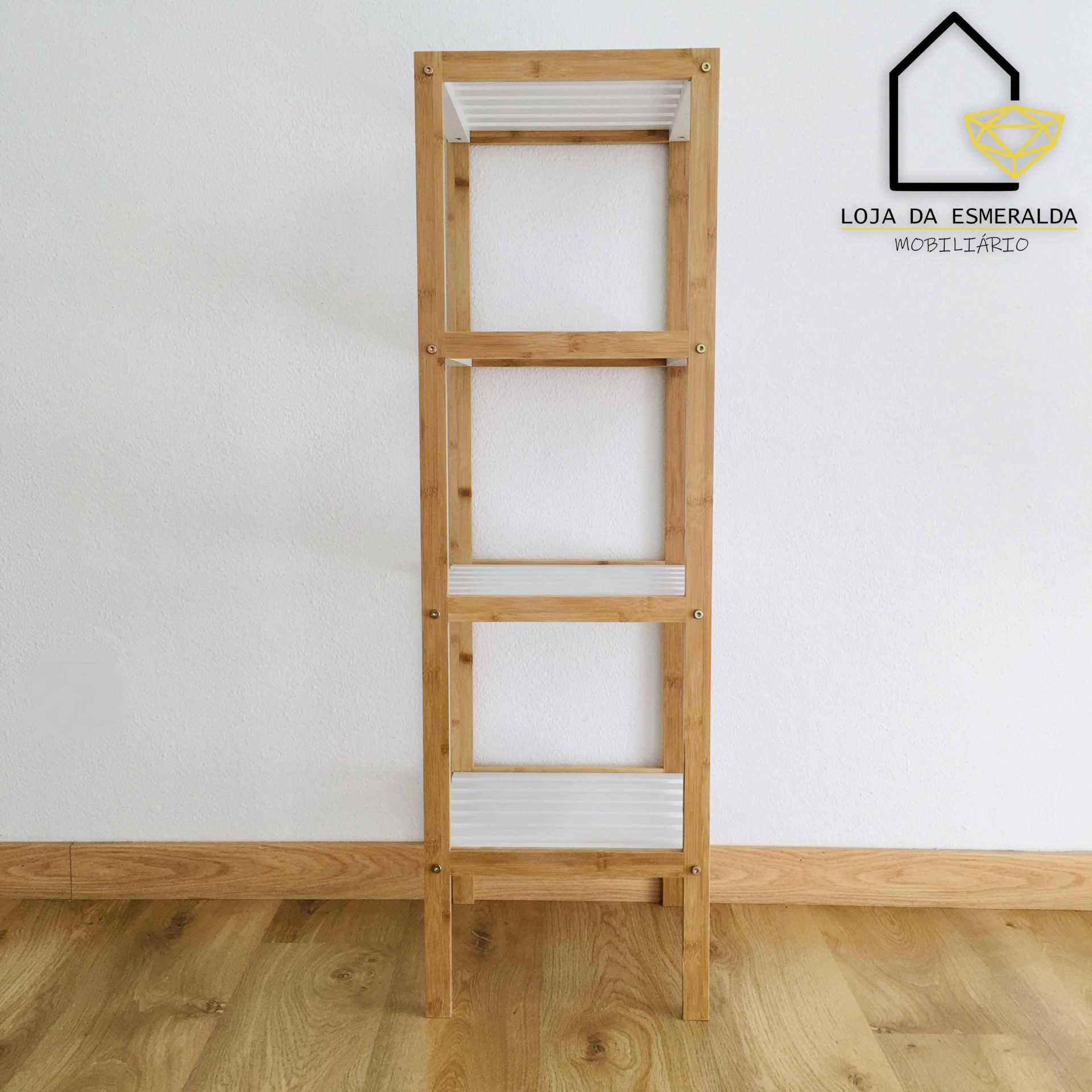 Estante de madeira com três prateleiras brancas contra parede branca