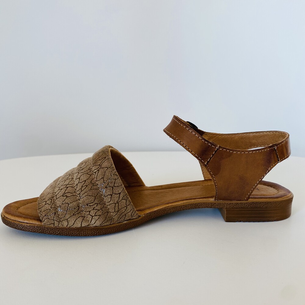 Sandália feminina castanha com padrão texturizado tipo croco e salto baixo