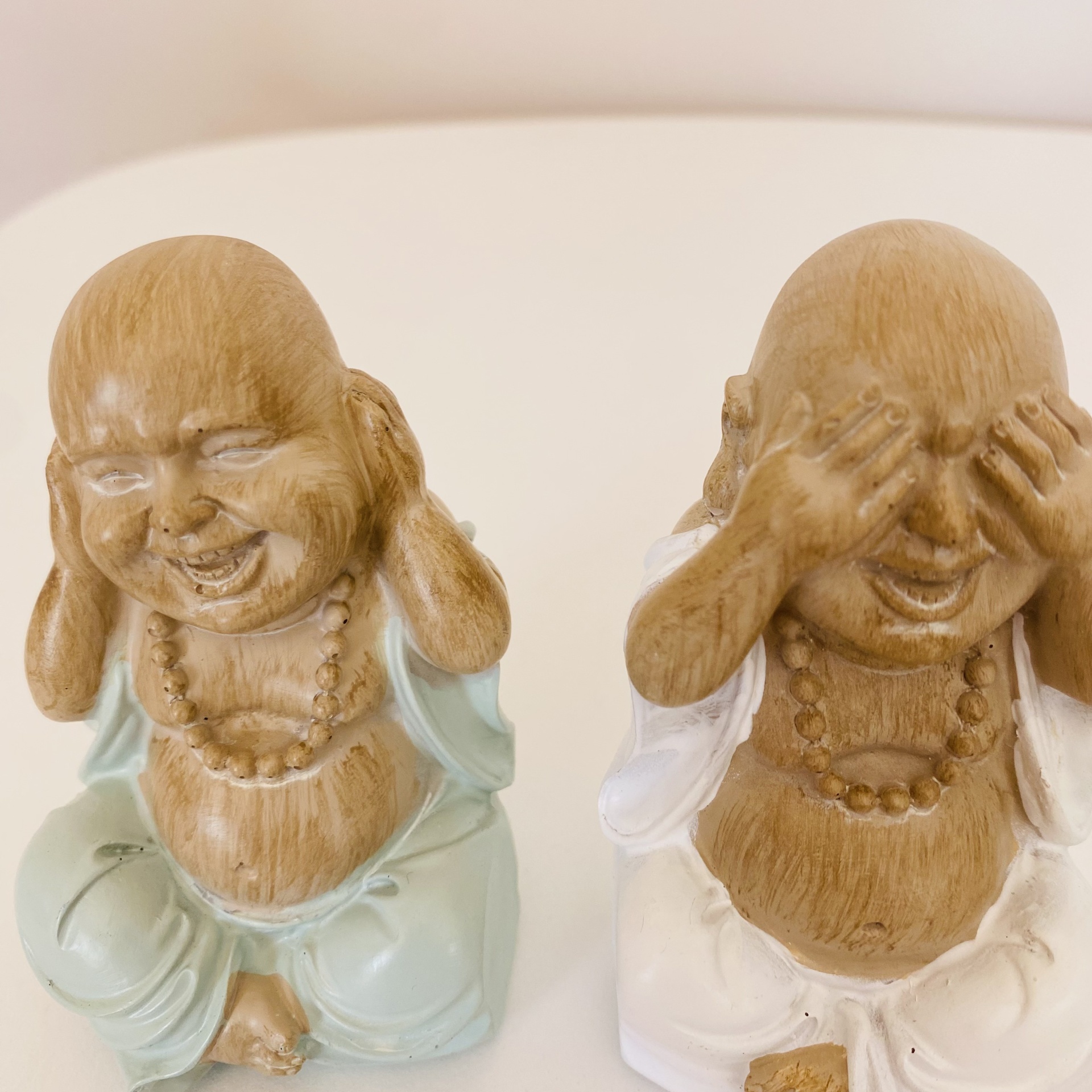 Dois bonecos de Buda decorativos em madeira com roupas azul claro e branca