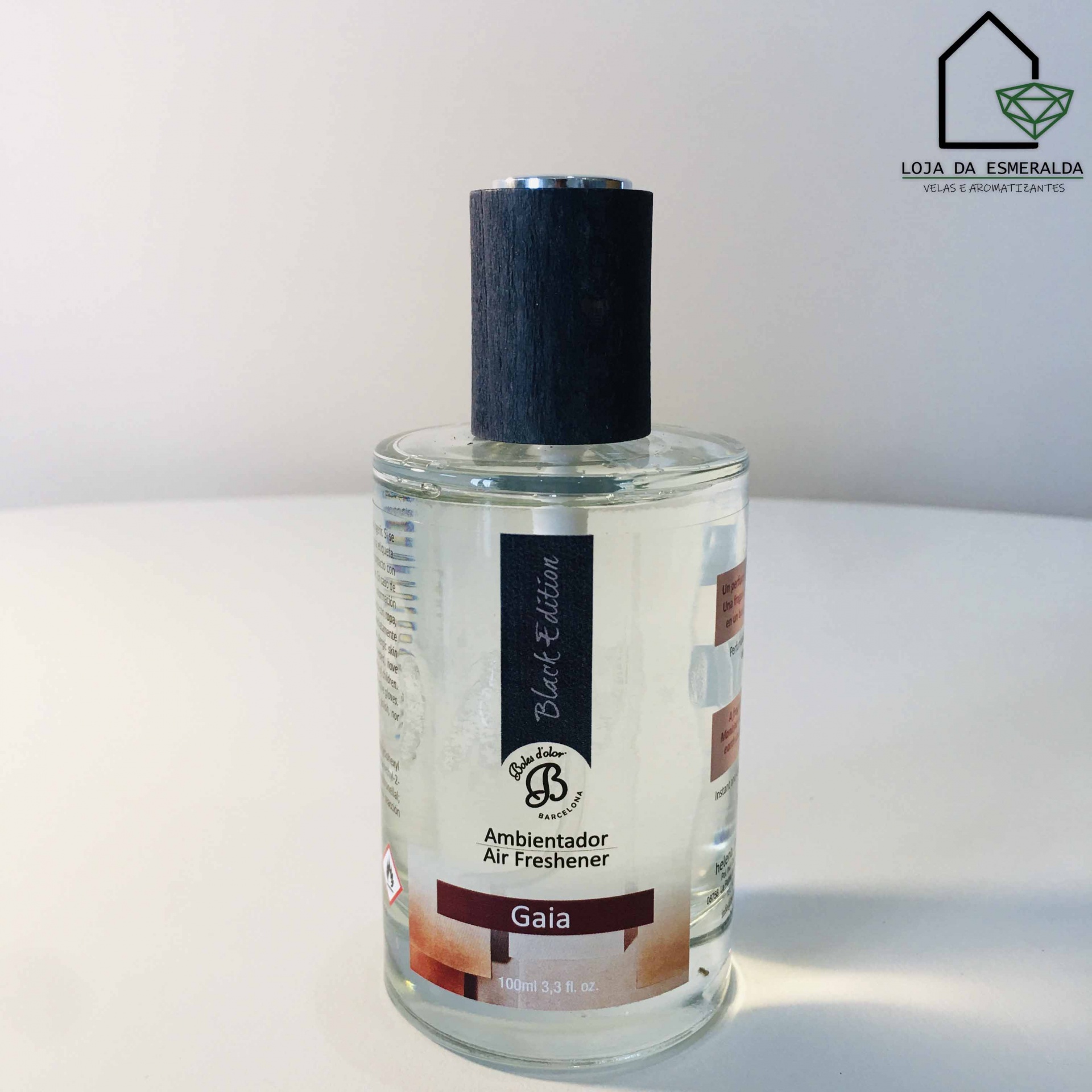 Frasco de ambientador Gaia com tampa preta e etiqueta preta e branca