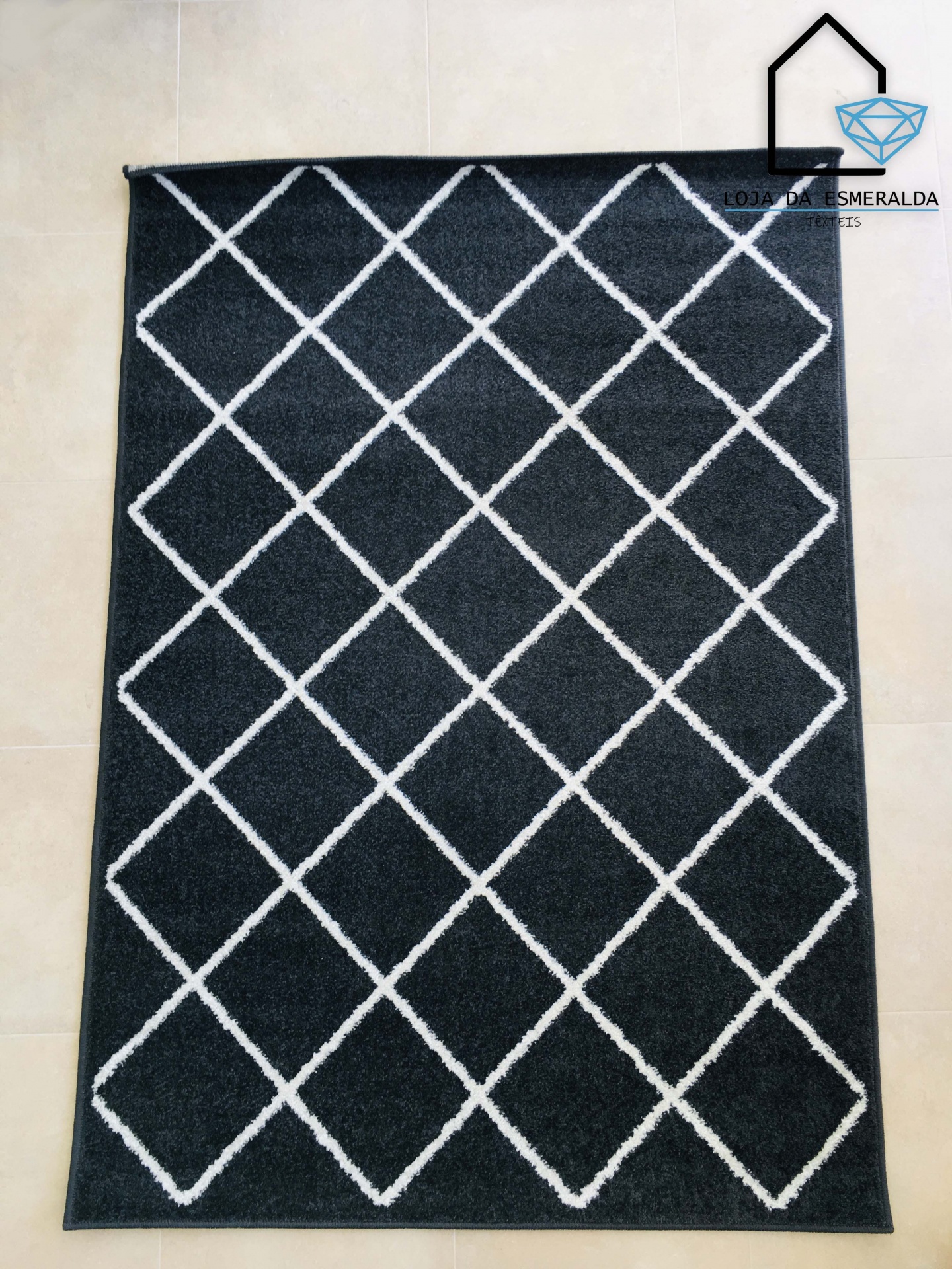 tapete preto com padrão branco em losangos