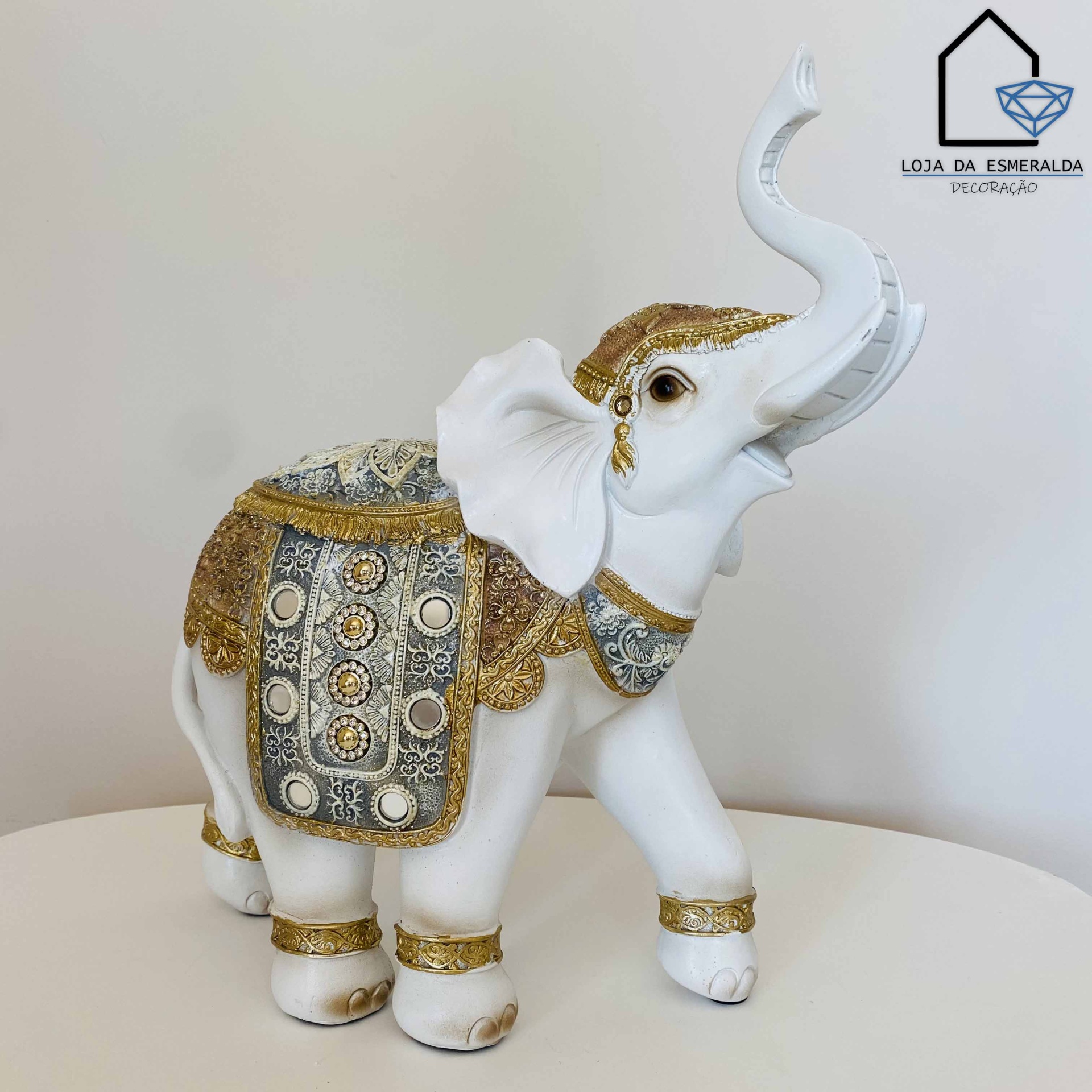 Estátua decorativa de elefante branco com detalhes dourados e prateados