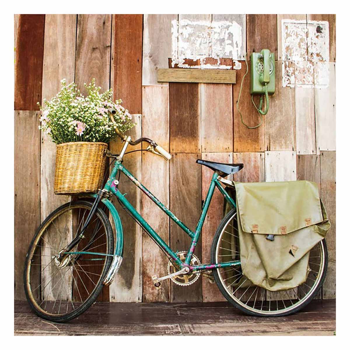 Bicicleta verde com cesto de flores e saco contra parede de madeira