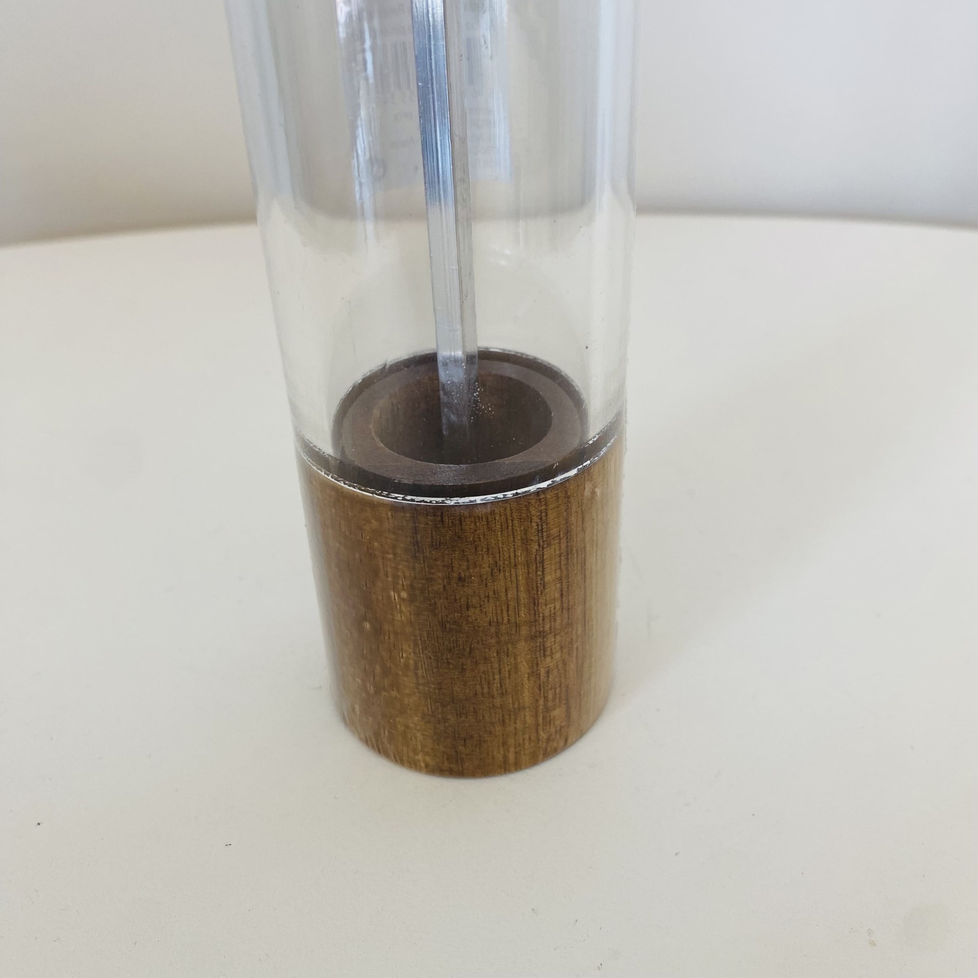 Moinho de pimenta ou sal com base em madeira castanha e corpo acrílico transparente