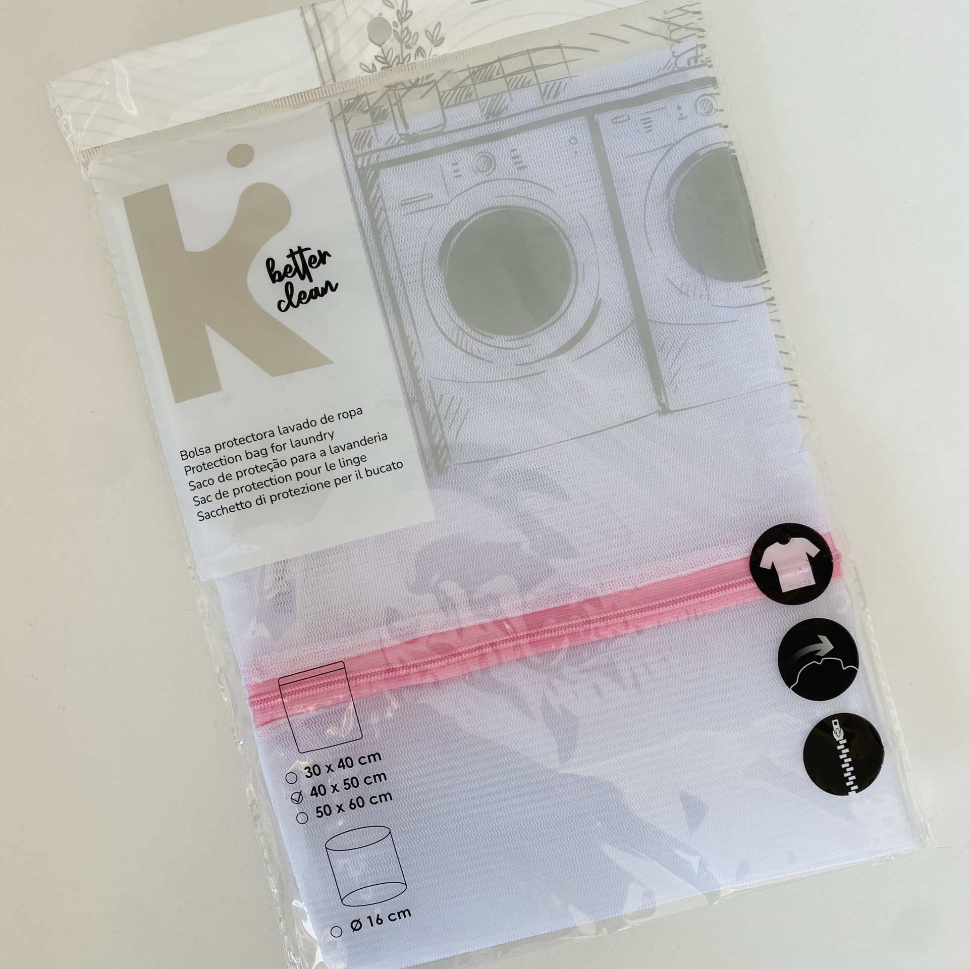 Saco protetor para roupa branco com fecho rosa numa embalagem transparente