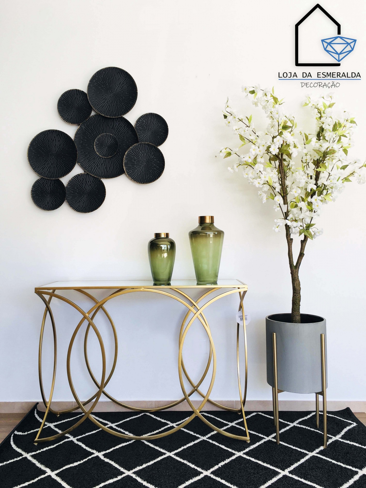 Conjunto de decoração com mesa, vasos, tapete, árvore artificial e decoração de parede em círculos pretos